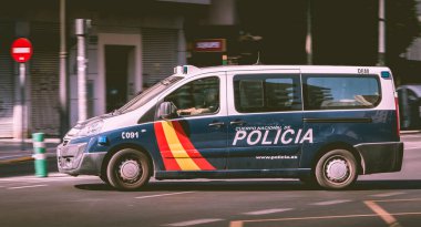 İspanyol polisi şehrin bir caddede araba