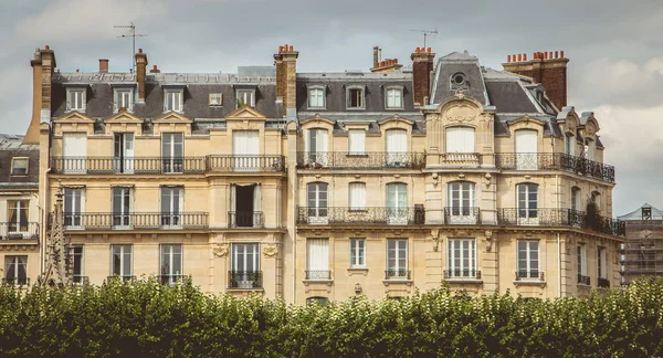 悪天候のパリのアパートの建物の典型的なファサード — ストック写真