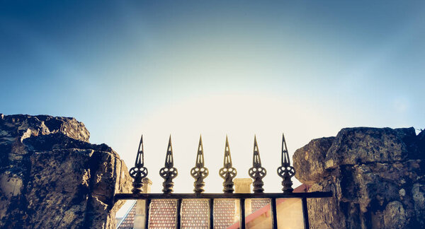 кованый железный забор на заднем свету
