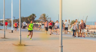 Barcelona beach üzerinde koşan adam