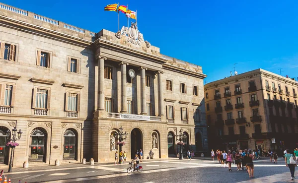 Los turistas pasean por la fachada principal neoclásica de Barcelona C — Foto de Stock