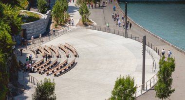 Hacılar Lourdes Grotto önünde banklar toplamak