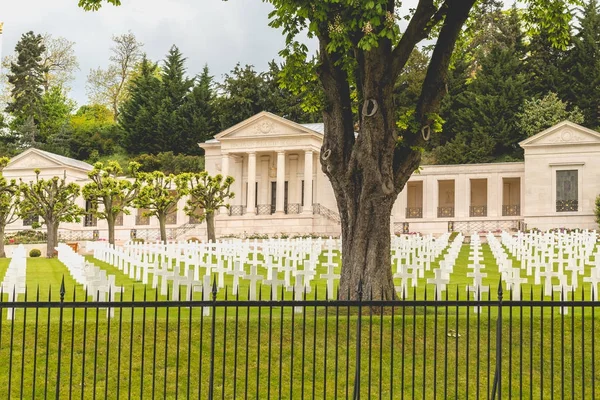 Білий хрест вирівнювання у американських військових кладовище Sures — стокове фото