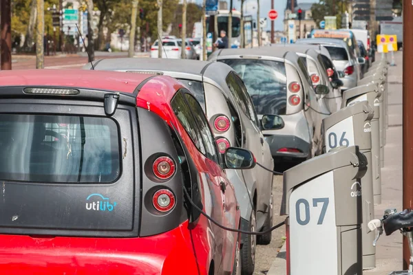 Autolib araba park edilmiş ve müşteriler için kullanılabilir — Stok fotoğraf