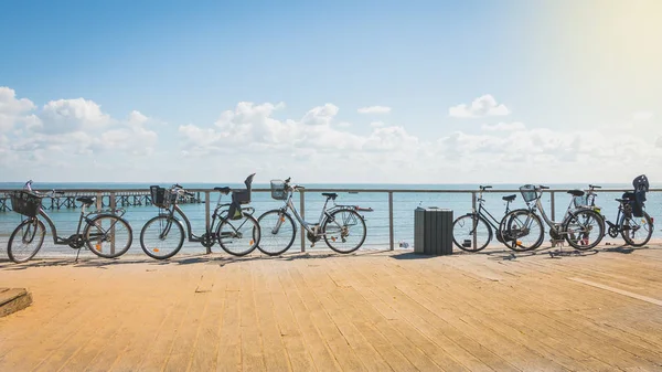 Biciclette sono allineati è parcheggiata ai margini di un pontone, di fronte — Foto Stock