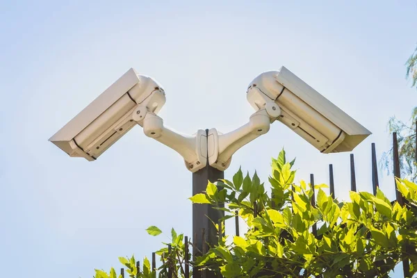 Dos cámaras de vigilancia monitorean una propiedad de lujo — Foto de Stock