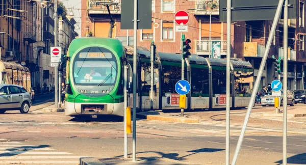 Trole da empresa Azienda Trasporti Milanesi circulando em — Fotografia de Stock