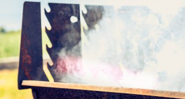 ne zaman bahçede aydınlatma bir eski paslı dumanı tüten Barbekü