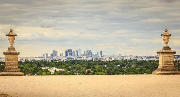 Blick auf das moderne Geschäftsviertel von Paris la Defense — Stockfoto