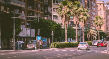 Bir şehir Bulvarı'nda bir kavşakta trafik atmosfer