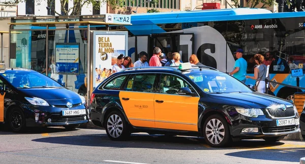 Tipica macchina taxi in attesa di clienti vicino a una fermata dell'autobus — Foto Stock