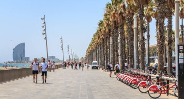 insanlar d sonunda barcelona beach üzerinde yürüyor