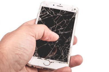 Bir adam elinde bir iphone Apple Inc 6s tutuyor.