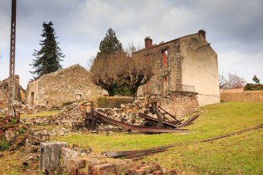 yıkık ev KBB katliamının ardından yangın tarafından tahrip
