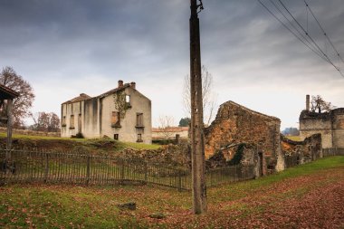 yıkık ev KBB katliamının ardından yangın tarafından tahrip