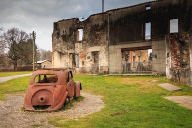yıkık ev KBB katliamının ardından yangın tarafından tahrip