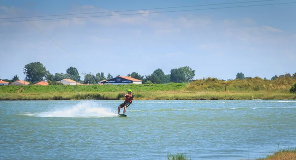 Wakeboarder utövas på sjön för att göra siffror — Stockfoto