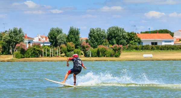 Wakeboarder utövas på sjön för att göra siffror — Stockfoto