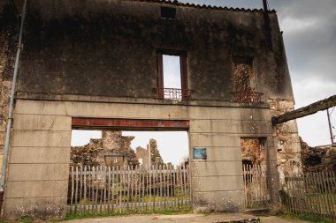 yıkık ev KBB katliamının ardından yangın tarafından tahrip