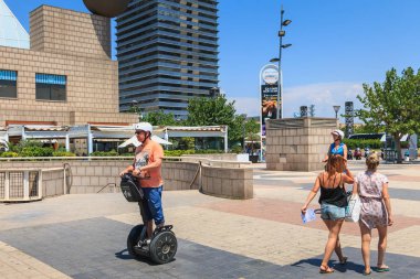 mutlu turist Barcelona beach segway ile devam ediyor