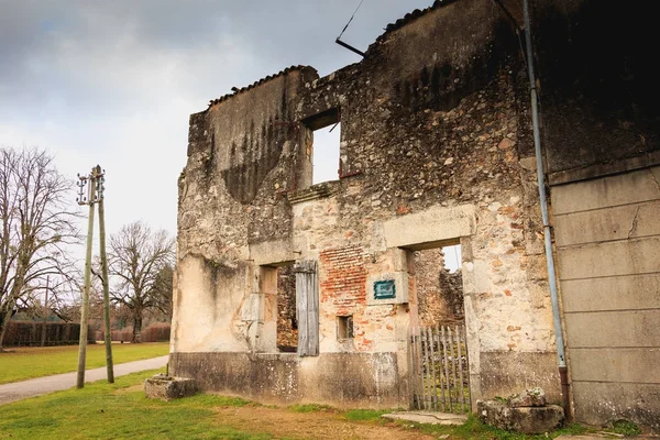 yıkık ev KBB katliamının ardından yangın tarafından tahrip