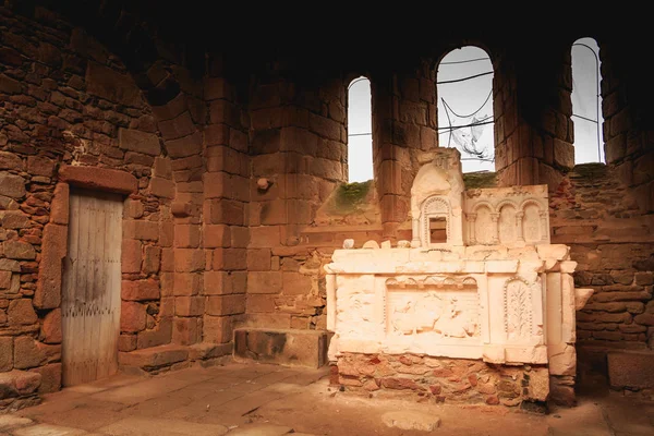 Vestiges de l'intérieur de l'église détruits par le feu — Photo