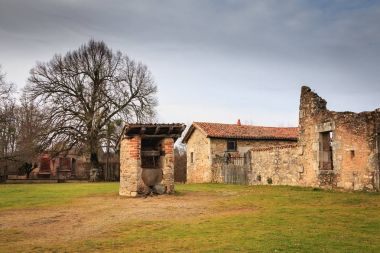 eski küçük kırmızı tuğla su de sağlam kaldı
