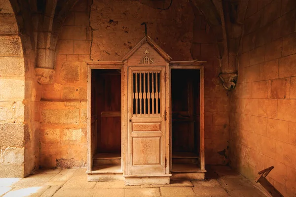 Confessionário de madeira mantido quase intacto desde então — Fotografia de Stock