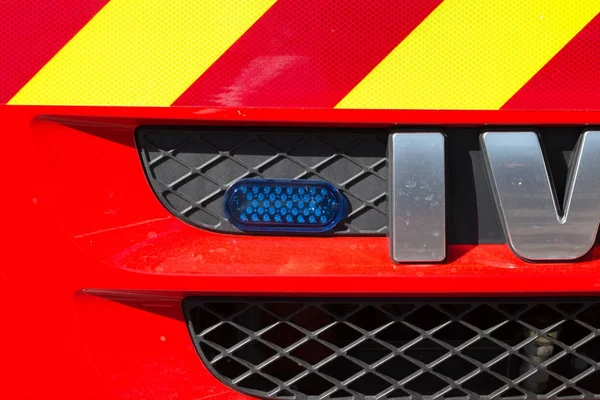 Blå blixt ljus framsidan av en brandbil — Stockfoto