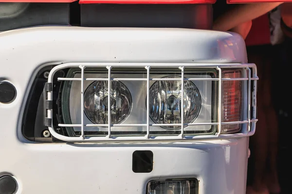 Feuerwehrauto Licht durch einen Metallgrill geschützt — Stockfoto