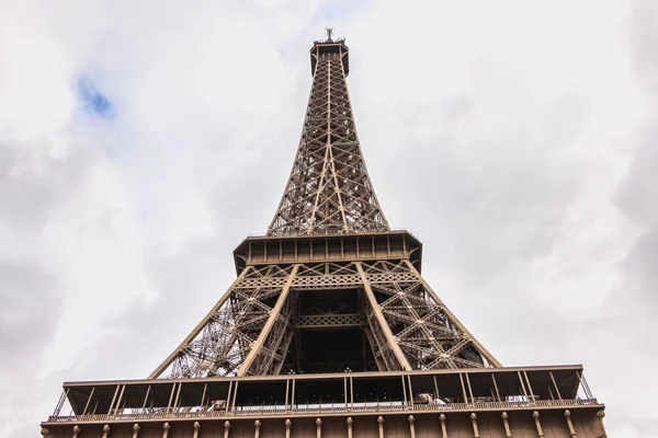 Détail architectural de la Tour Eiffel à Paris — Photo