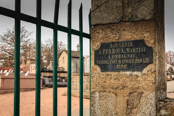 Minnestavla vid ingången till kyrkogården — Stockfoto