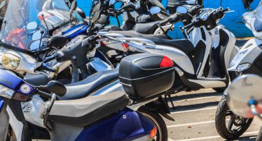 bir yaz scooter şehir merkezinde bir otopark closeup 