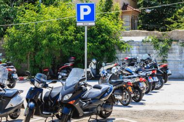 bir yaz scooter şehir merkezinde bir otopark closeup 