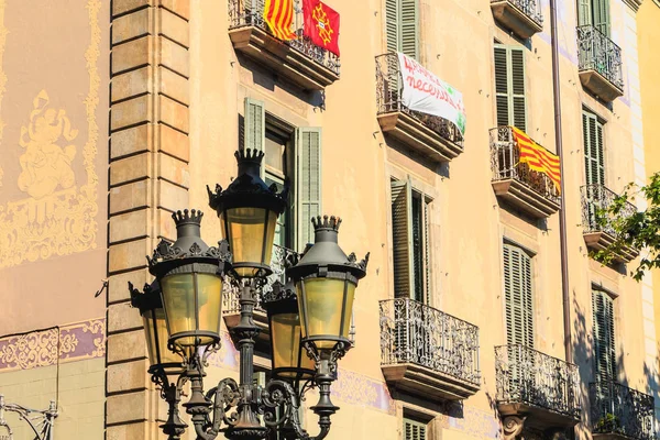 Ejemplo de una fachada de edificio en una zona residencial con catalán — Foto de Stock