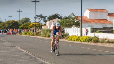 acı çekiyor gibi görünüyor koşucu sayı 8