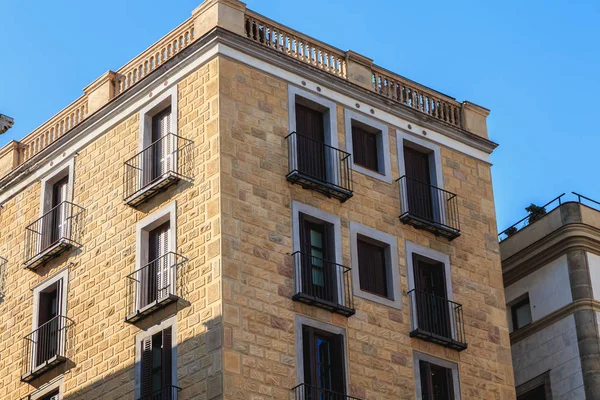 Detalle arquitectónico de un edificio residencial típico — Foto de Stock