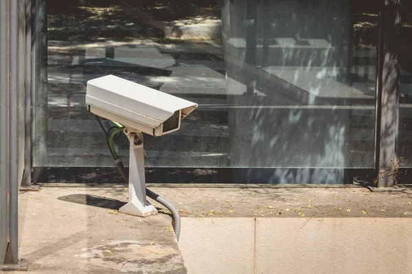 Cámara de vigilancia en la entrada de un aparcamiento — Foto de Stock