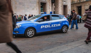 polis arabası bir sonbahar gününde katedral çevresindeki sokaklarda devriye