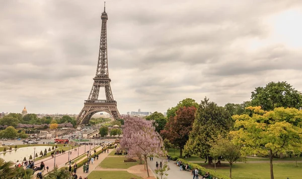 Eiffeltornet i Paris, France i dåligt väder — Stockfoto