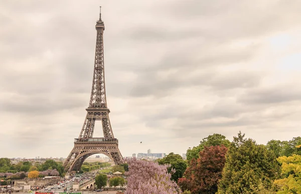 Эйфелева башня в Париже, Франция в плохую погоду — стоковое фото
