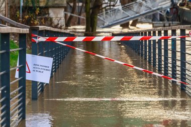 Issy Les Moulineaux Paris, Fransa - 24 Ocak kış, sel sırasında bir Pano nerede yazıyor - Nehri sular altında alan kamu erişim yasak erişimi yasaklar.