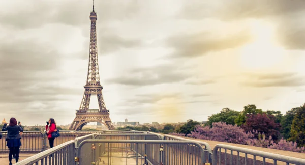 Paris Frankrike Maj 2017 Turister Tar Bilder Framför Eiffeltornet Vårdag — Stockfoto