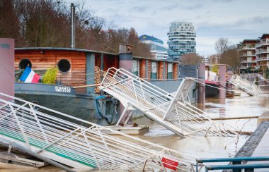 Issy Les Moulineaux Paris, Fransa - 24 Ocak 2018: mavna kış sel sırasında yükselen sular nedeniyle Seine Nehri boyunca erişim zor