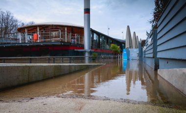Issy Les Moulineaux Paris, Fransa - 24 Ocak 2018: mavna kış sel sırasında yükselen sular nedeniyle Seine Nehri boyunca erişim zor