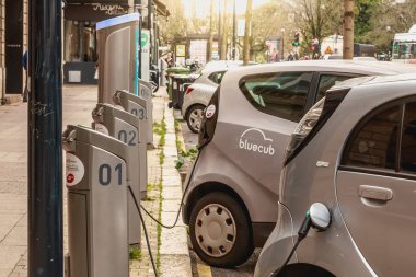 Bordeaux, Fransa - 26 Ocak 2018: bir kış gününde nokta Bluecar Kiralama elektrikli otomobil için şarj