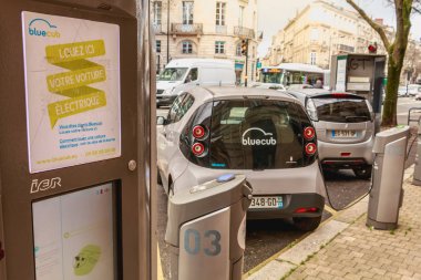 Bordeaux, Fransa - 26 Ocak 2018: bir kış gününde nokta Bluecar Kiralama elektrikli otomobil için şarj