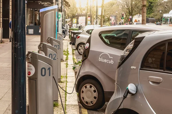 Bordeaux, Fransa - 26 Ocak 2018: bir kış gününde nokta Bluecar Kiralama elektrikli otomobil için şarj
