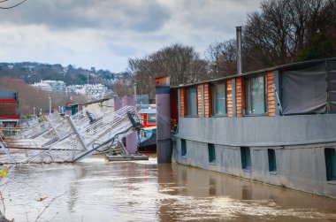 MAVNA Seine Nehri boyunca erişim zor