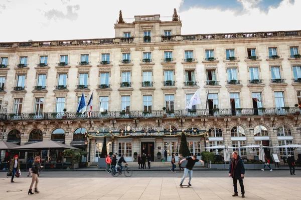 Розкішний гранд готель-де-Бордо перед опери — стокове фото